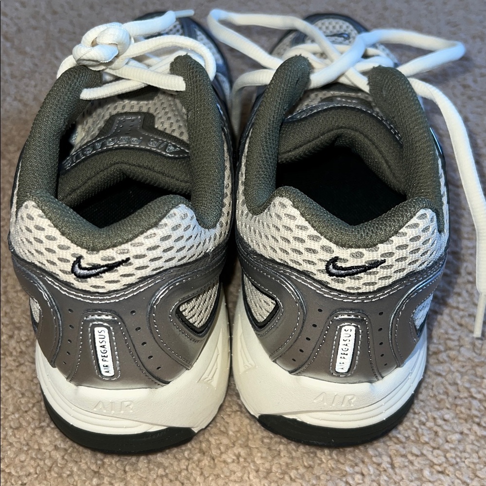 Nike White and Gray Running Shoes - Picture 3 of 8
